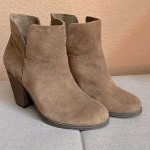 New Vince Camuto boots 5.5 / 35.5
